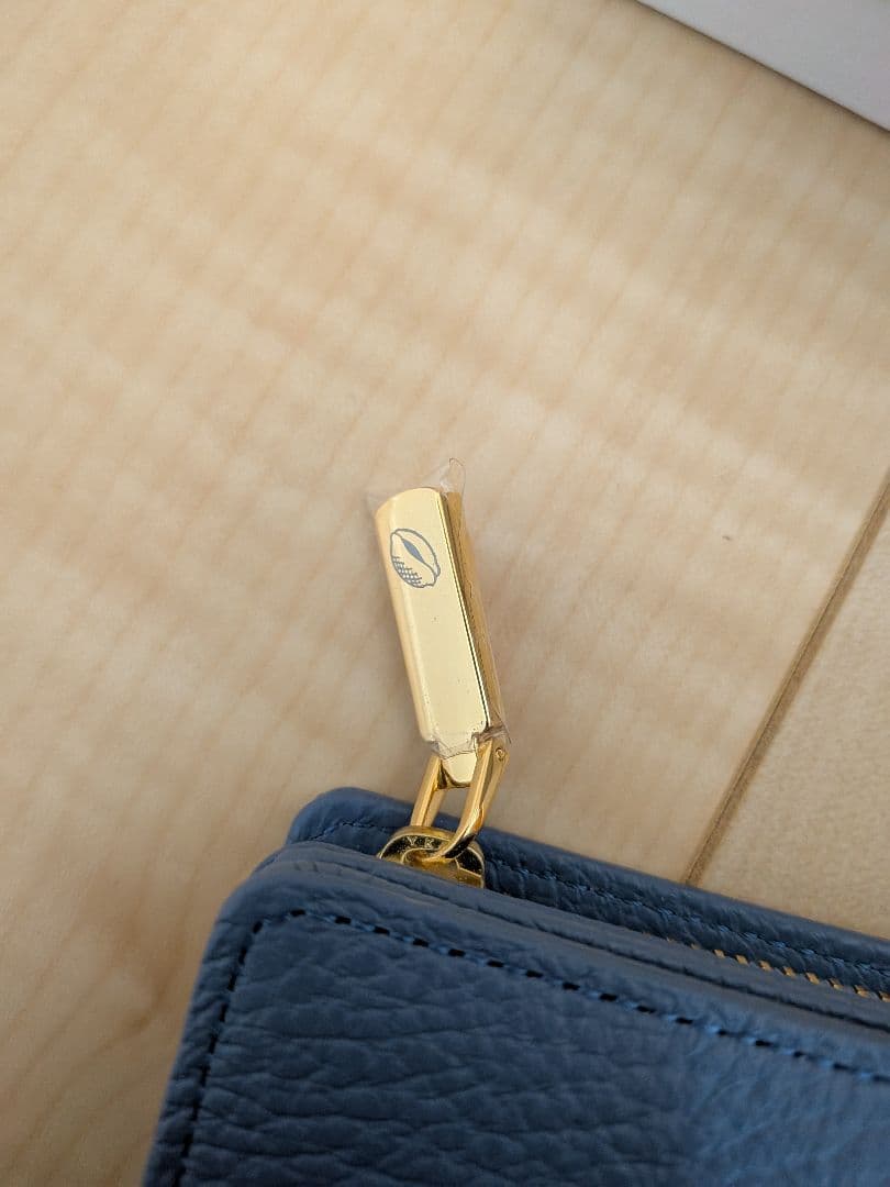 新品　ドラえもん　本革 二つ折り財布 青