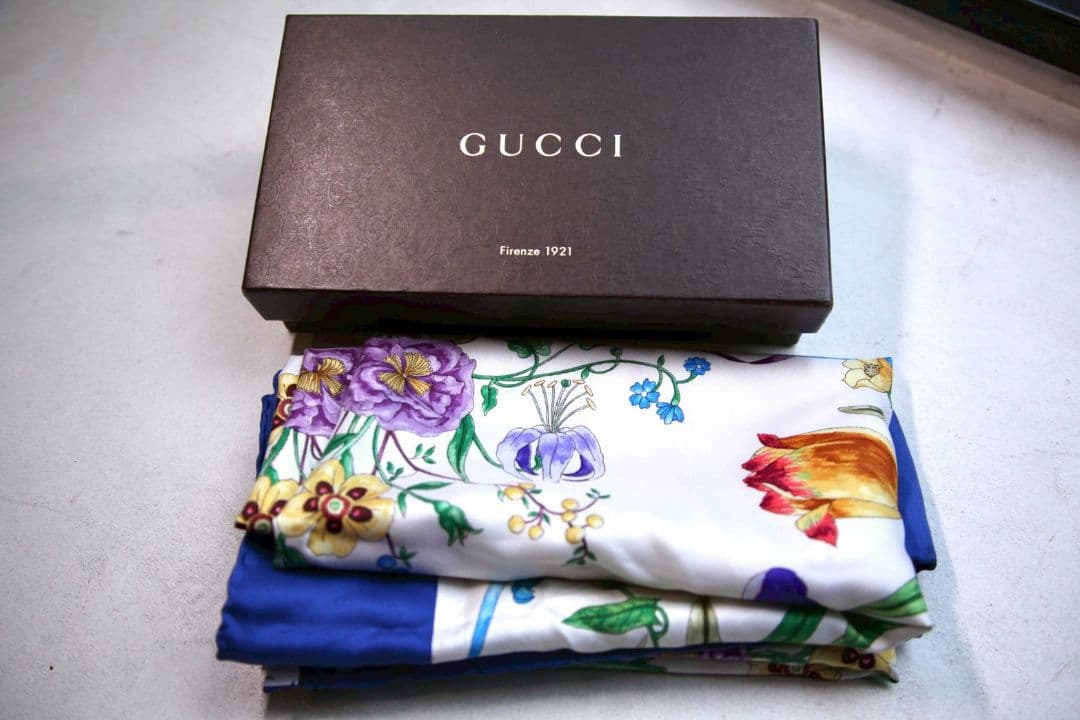 新品希少品 GUCCI ヴィンテージ花柄スカーフ 箱付き