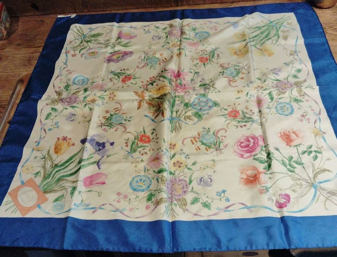 新品希少品 GUCCI ヴィンテージ花柄スカーフ 箱付き