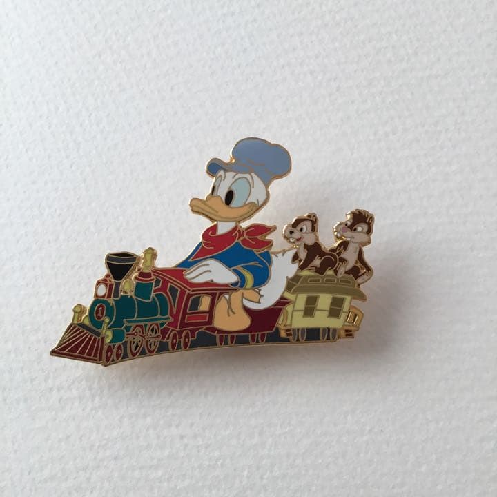 海外　ディズニーオークション　ピンバッジ　ドナルドダック　チップ＆デール　汽車