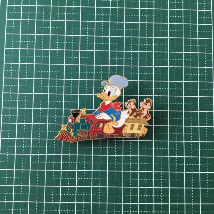 海外　ディズニーオークション　ピンバッジ　ドナルドダック　チップ＆デール　汽車