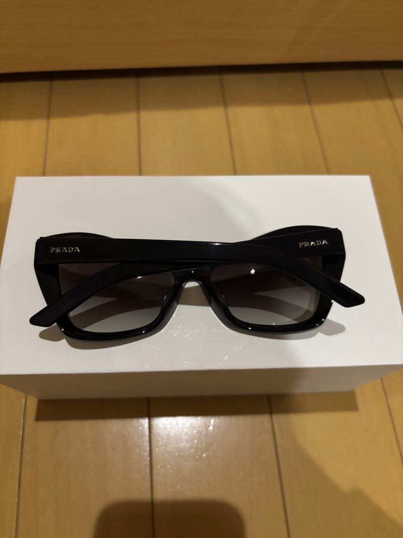 PRADA ブラック キャットアイ サングラス
