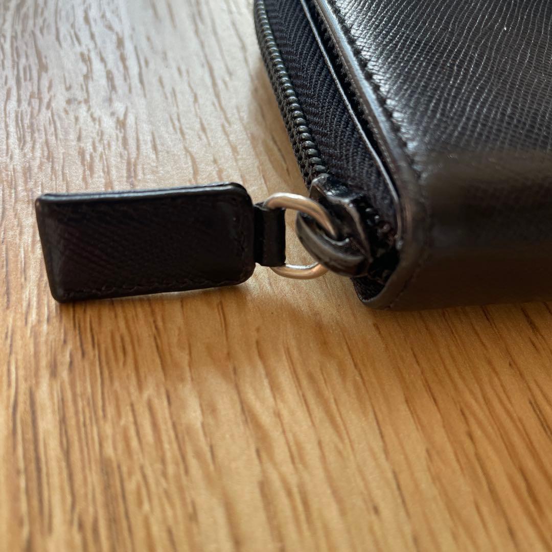 PRADA ブラック 二つ折り財布 サフィアーノレザー ファスナー難あり