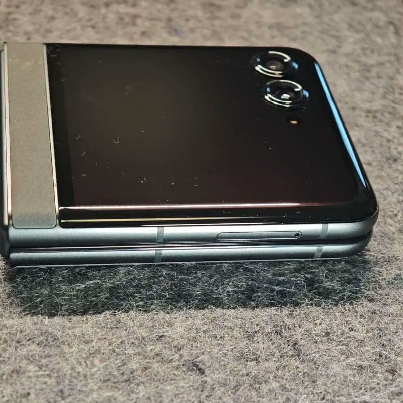 Motorola razr 50 コアラグレー｜SIMフリー・折りたたみ