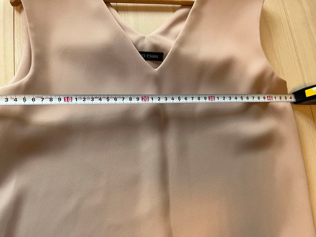 専用　　美品！YOKOCHANベージュ Vネック ノースリーブ