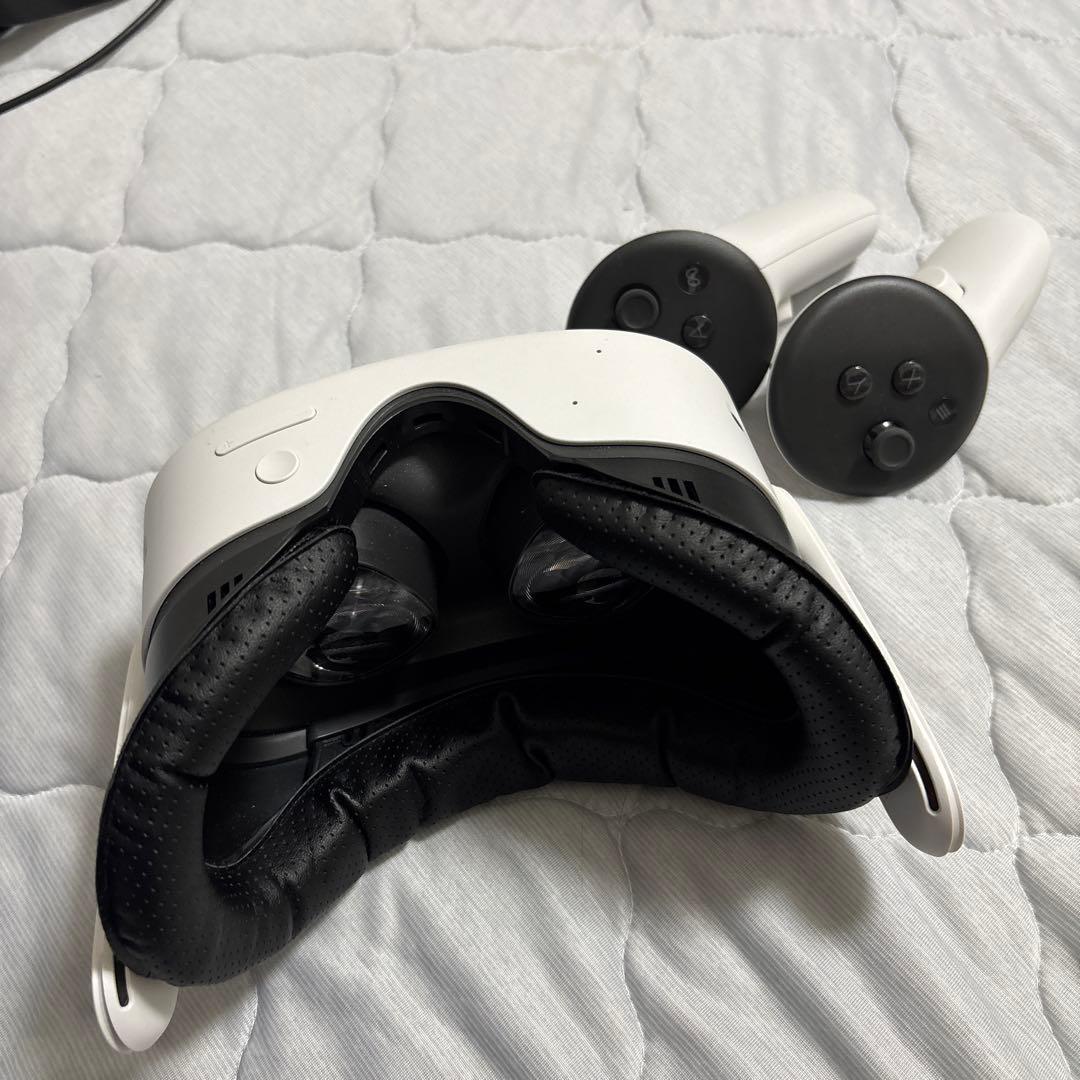 VRヘッドセットとコントローラーセット