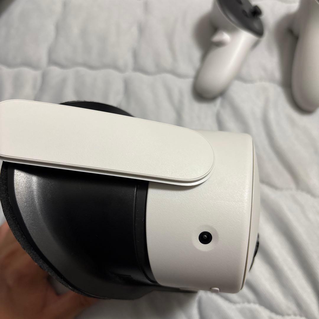 VRヘッドセットとコントローラーセット
