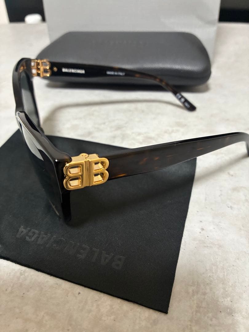 BALENCIAGA キャットアイサングラス