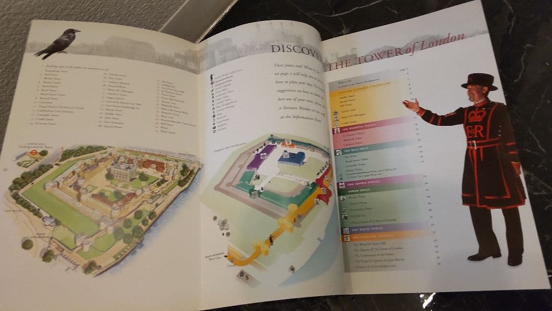 THE TOWER OF LONDON ロンドンタワー　案内本　写真集　洋書