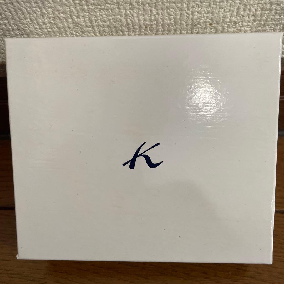 キタムラ　K 赤い二つ折り財布 Kのロゴ付き