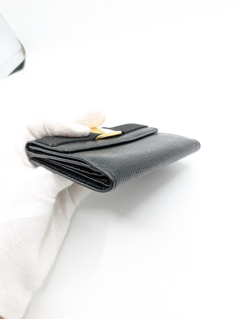 良品✨ フェラガモ ２つ折り財布 ヴァラ レザー ブラック 0KT