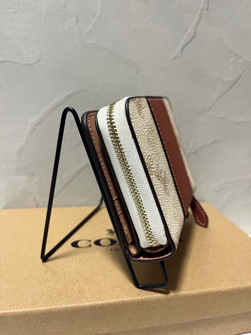 ✨️新品未使用✨️COACHアウトレット 二つ折り財布 ホワイト/ブラウン