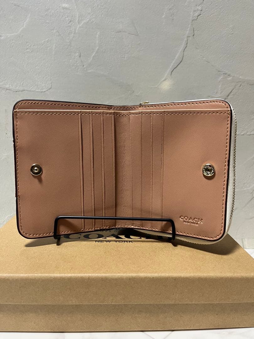 ✨️新品未使用✨️COACHアウトレット 二つ折り財布 ホワイト/ブラウン