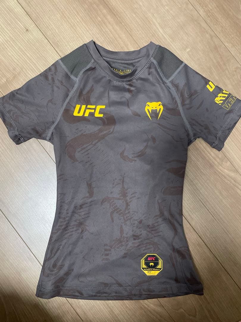 UFC Women's トレーニングシャツ、ラッシュガードXSサイズ ブラウン