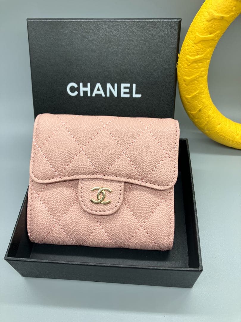 しれじゅもんCHANEL（シャネル）小型三折財布