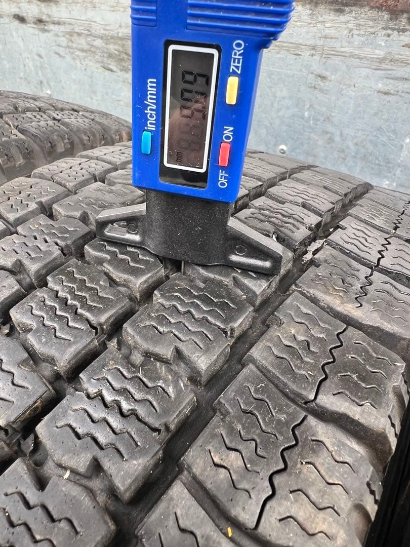 バッシーTOYOスタッドレス205／70R16 111／109N LT