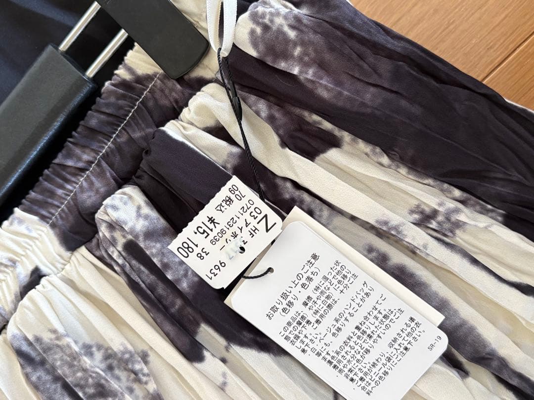 お勧め15180新品タグ付SCOTCLUB モノトーンプリーツ風フレアスカート白