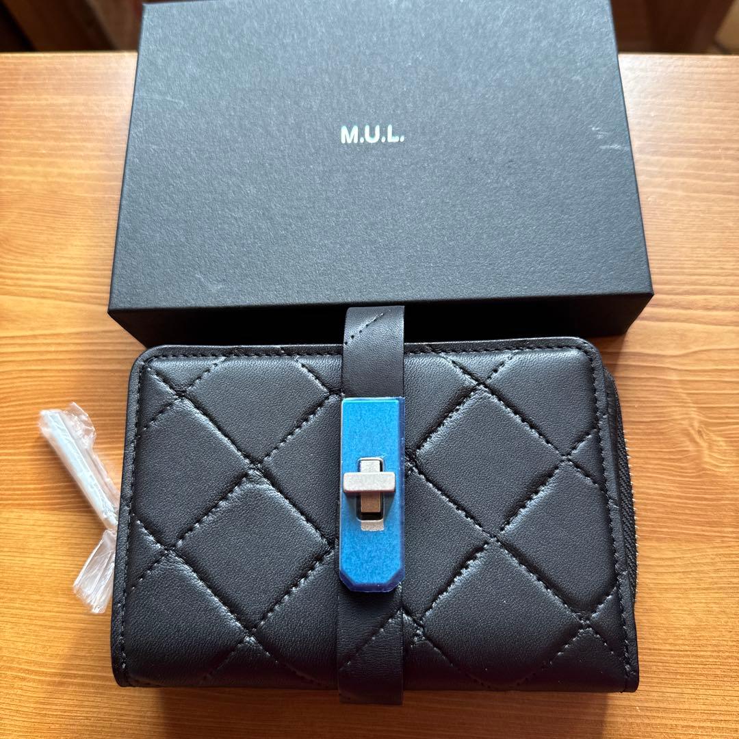M.U.L. ハーフラウンドウォレット　キルティング型押し