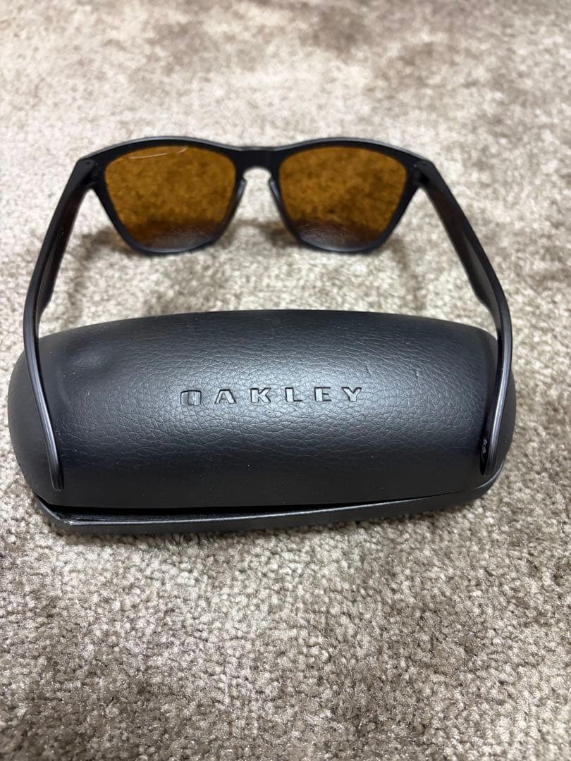 オークリーox8137-03偏光ブラウンサングラスFrogskins