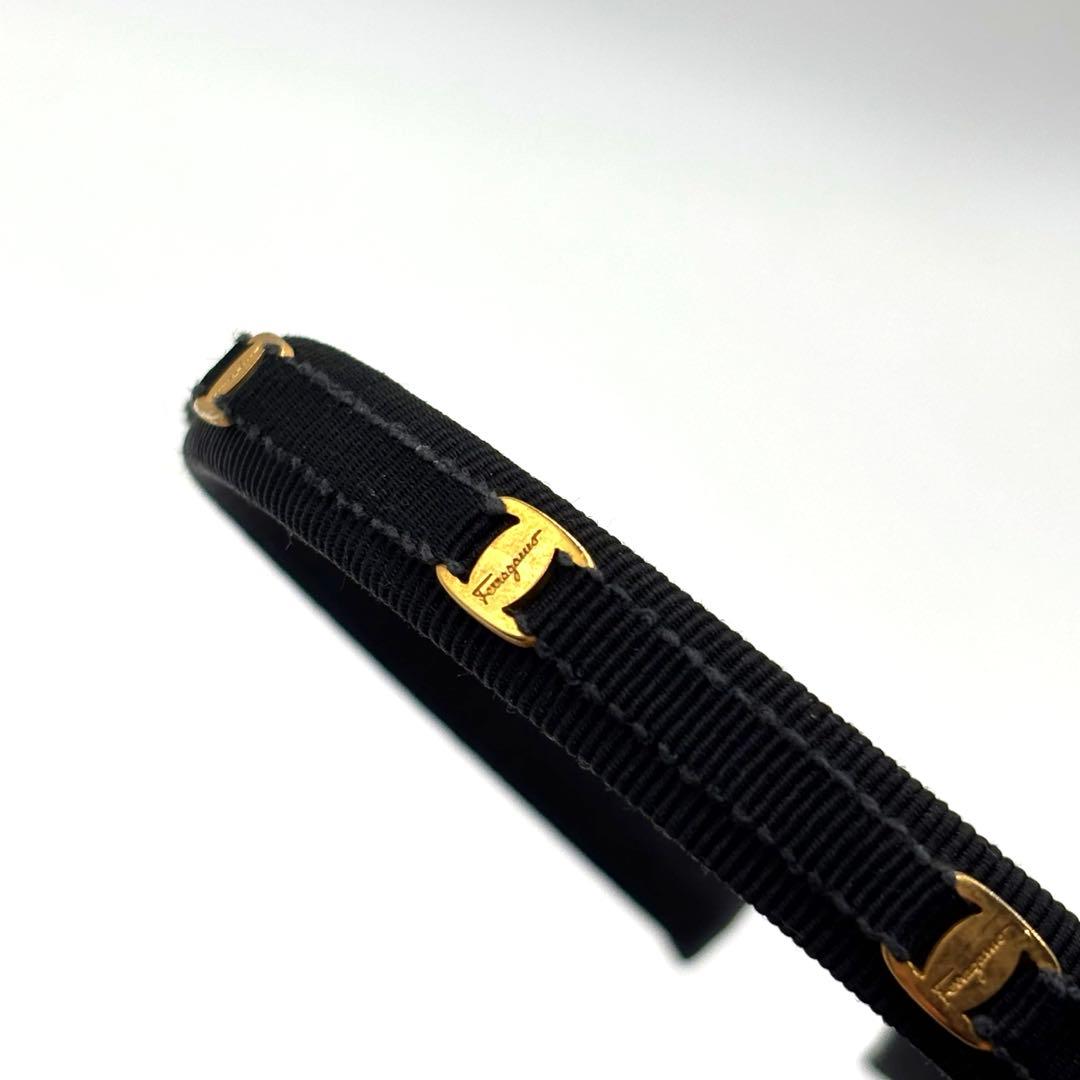 フェラガモ カチューシャ 黒 ゴールド金具 ロゴ