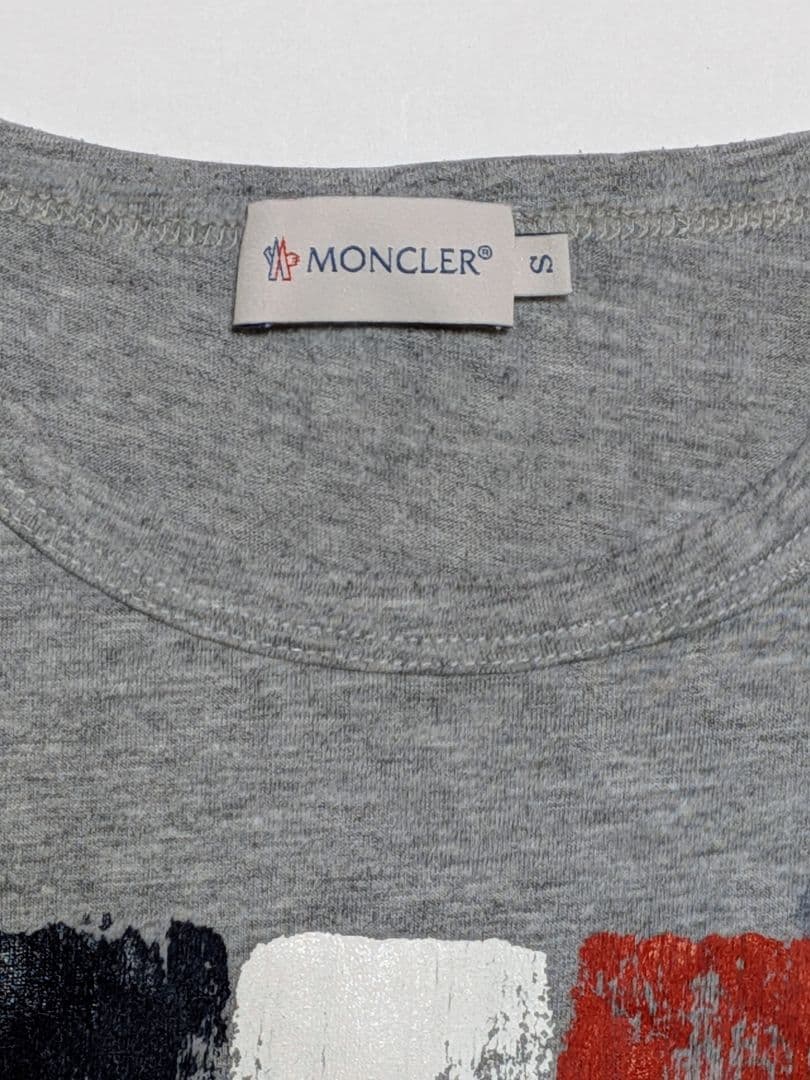 MONCLER ペイントが特徴のTシャツ Sサイズ