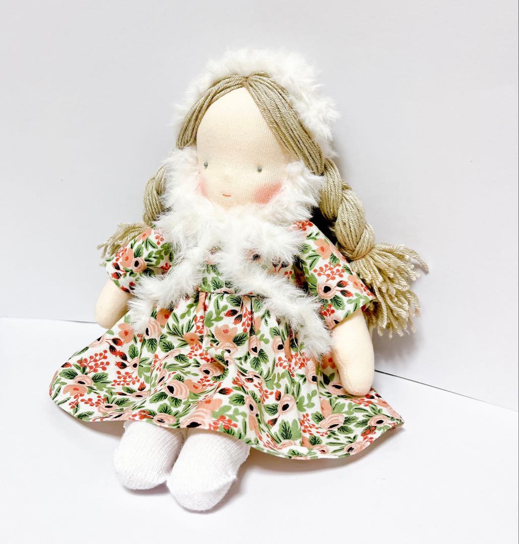 ハンドメイド　花柄ワンピースの女の子　ドール　お人形　ウォルドルフ人形風