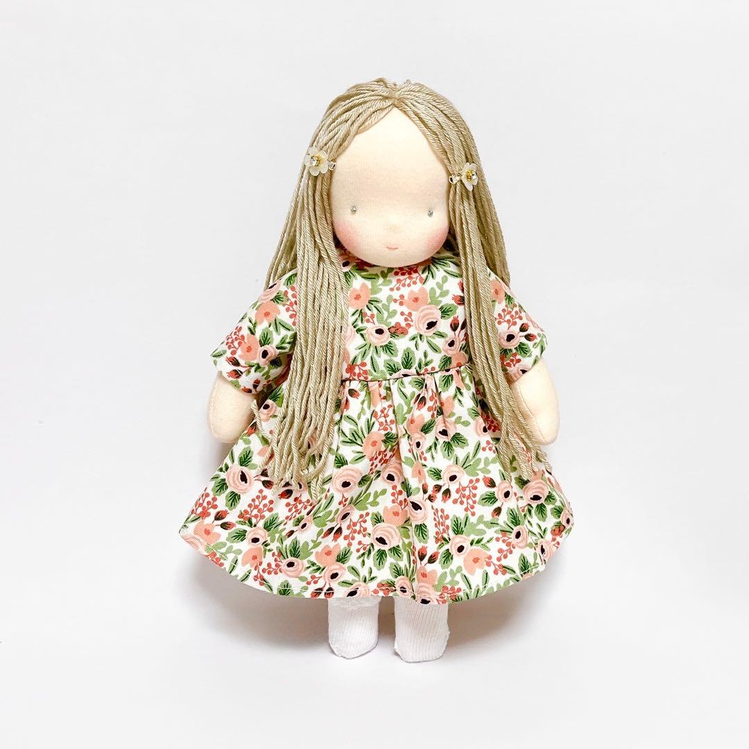 ハンドメイド　花柄ワンピースの女の子　ドール　お人形　ウォルドルフ人形風