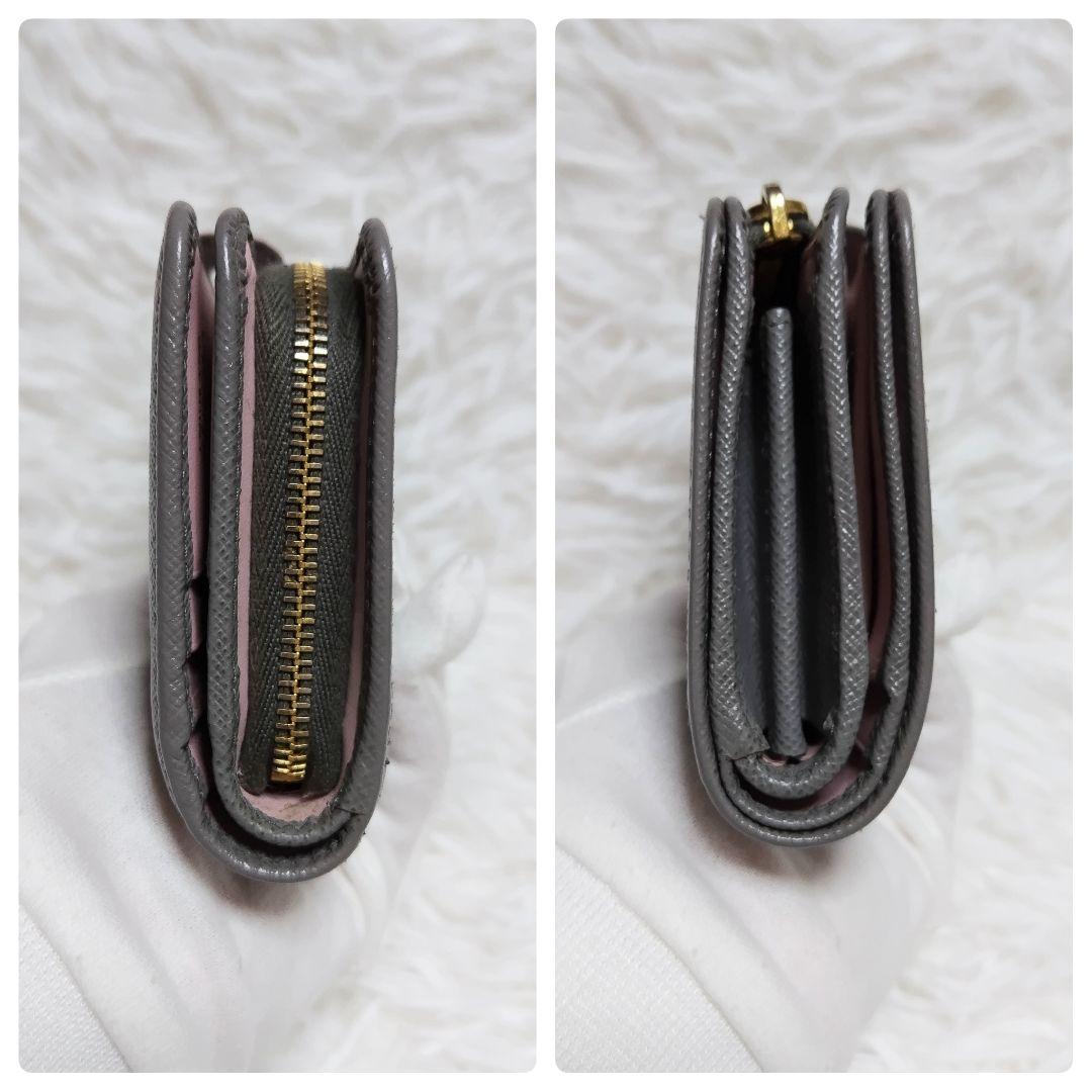 レア美品✨プラダ◇RFIDミディアムコンパクト二つ折り財布　三角ロゴグレーピンク