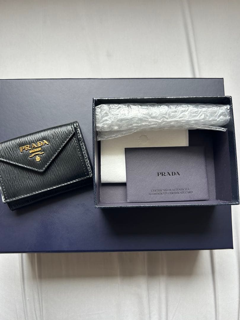 鑑定済み　プラダ 三つ折り 財布 Wホック レザー コンパクト 黒　美品