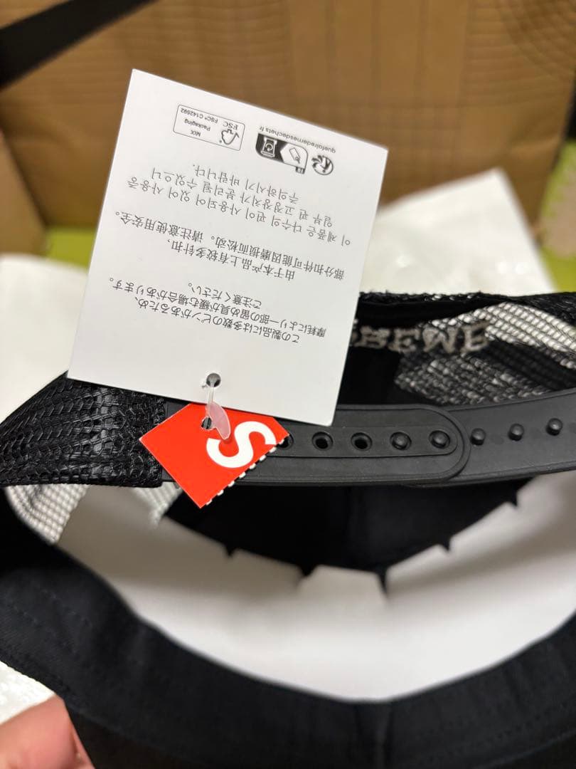 Supreme バッジ付きブラックキャップ