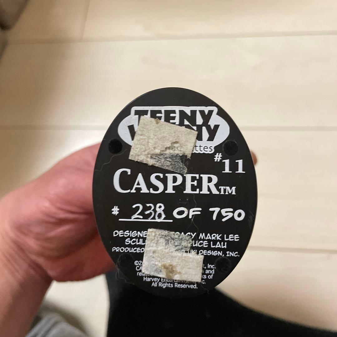 キャスパー フィギュア 手を挙げている