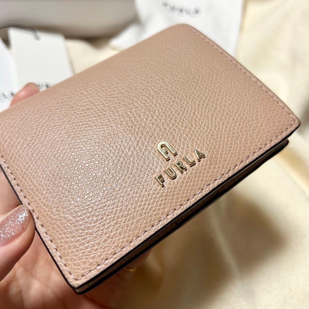 FURLA ピンクベージュ 二つ折り財布　カメリア　美品