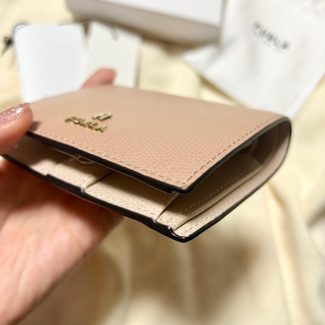 FURLA ピンクベージュ 二つ折り財布　カメリア　美品