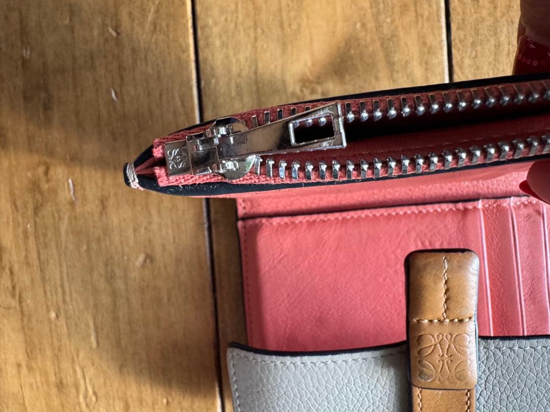 ロエベ　 LOEWE レザー 二つ折り財布　ライトウォーツ