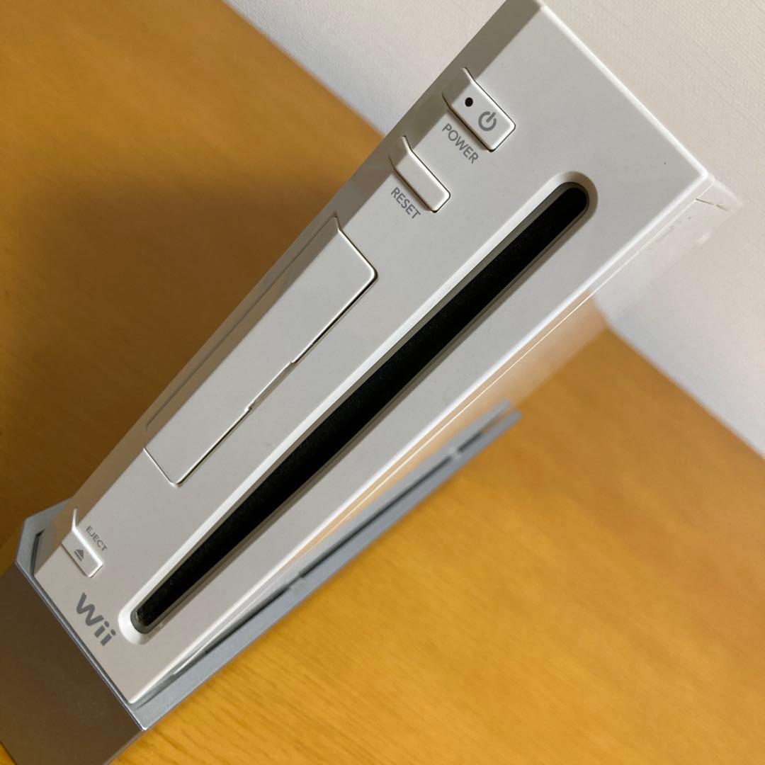 任天堂Wii 本体　付属品一式　リモコン×2 ヌンチャク×2 ソフト4点