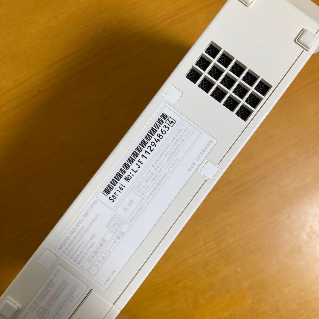 任天堂Wii 本体　付属品一式　リモコン×2 ヌンチャク×2 ソフト4点