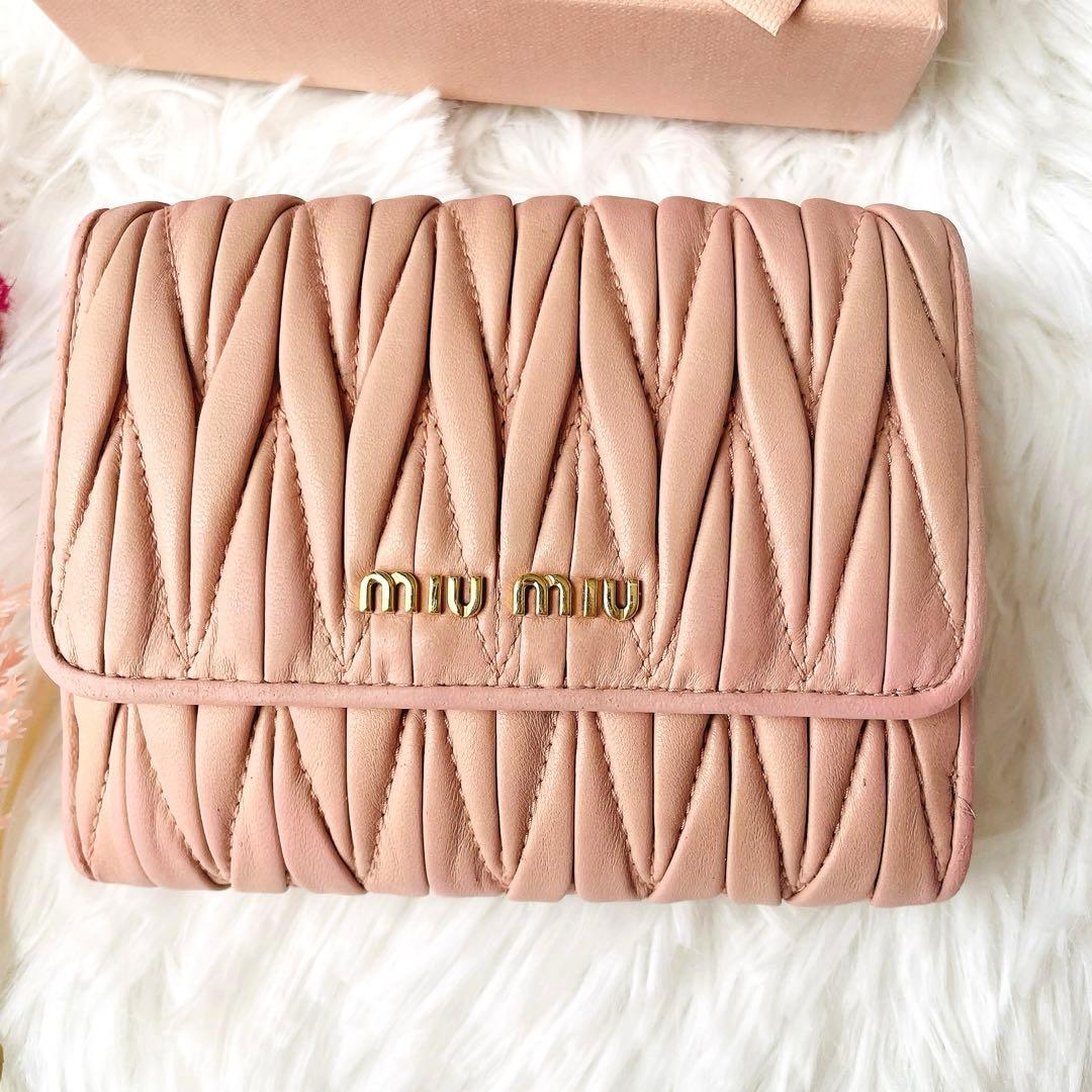 大人気⭐︎MIUMIU マテラッセ ピンク ゴールドロゴ 二つ折り ウォレット