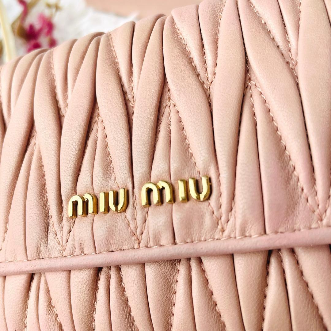 大人気⭐︎MIUMIU マテラッセ ピンク ゴールドロゴ 二つ折り ウォレット