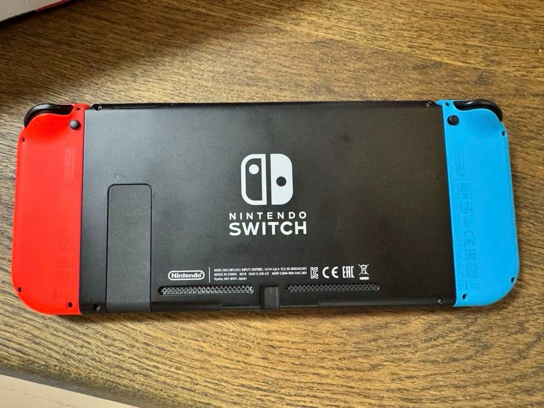 【中古】Nintendo Switch本体＋新品ホリパッド付