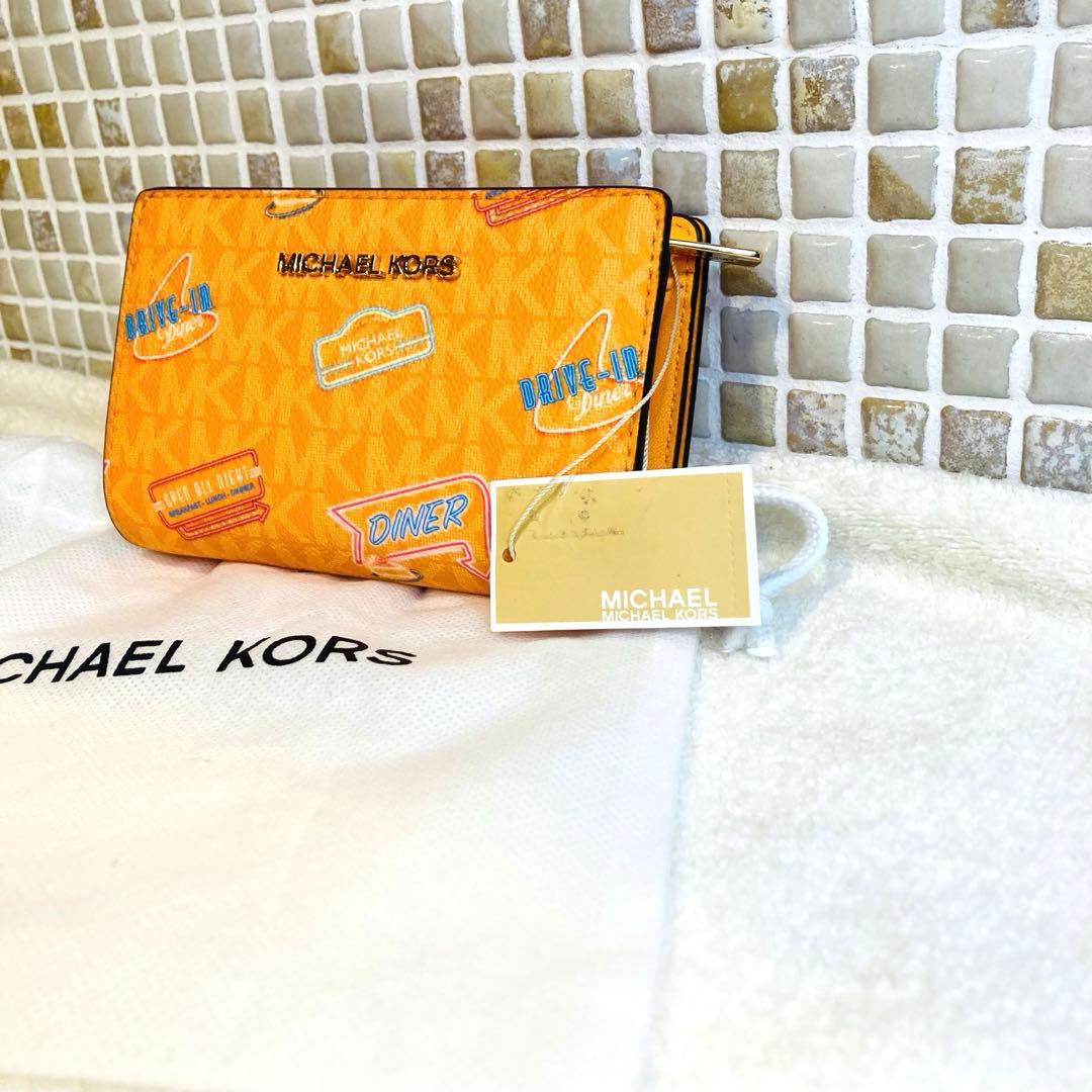 新品限定カラー　MICHAEL KORS ２つ折り コンパクト財布　シグネチャー