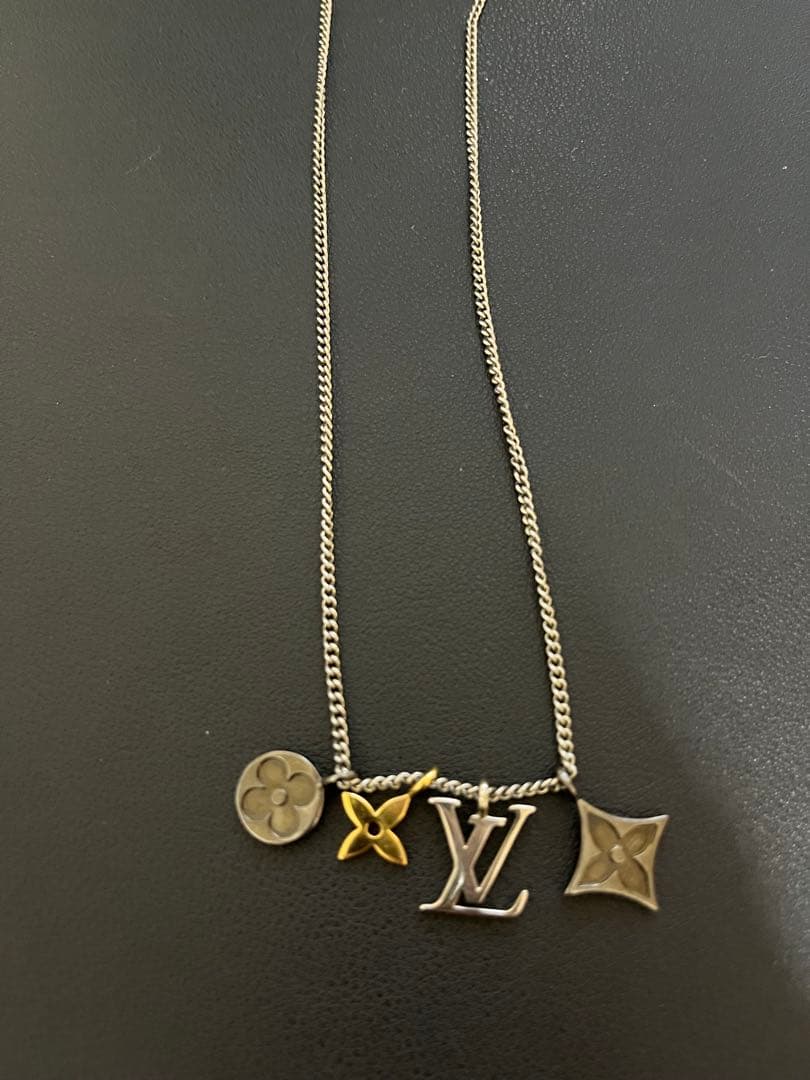 ね*】様 Louis Vuitton ロゴチャーム ネックレス