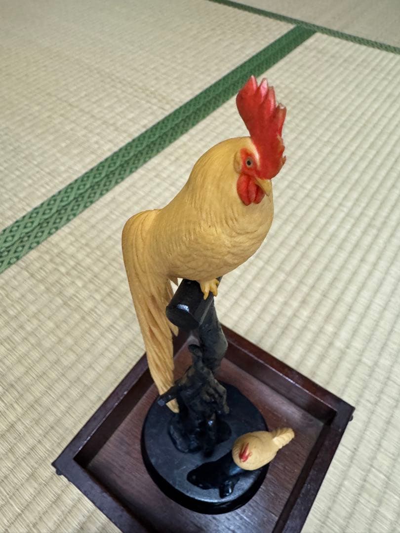 尾長鶏（おながどり）をモチーフにした木製の置物