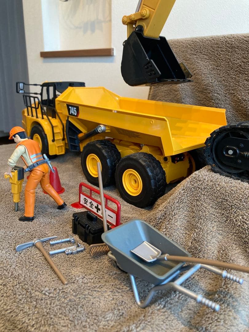 ラジコン CAT 745 アーティキュレートダンプ& 油圧ショベル&作業員セット