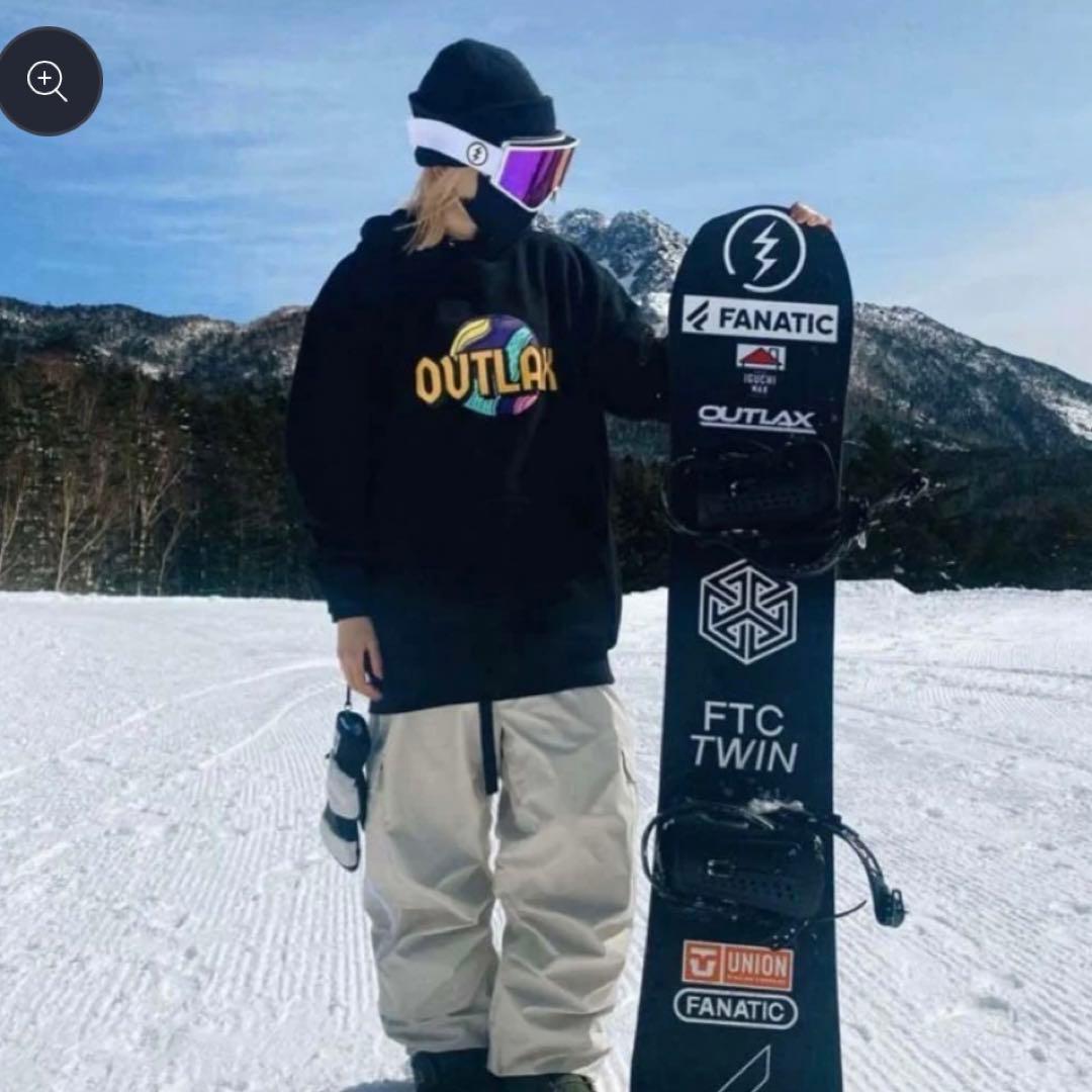 OUTLAXのパーカー