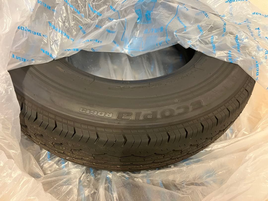 ハイエースバン　純正タイヤ　新車外し　2本(もう2本別出品あり)