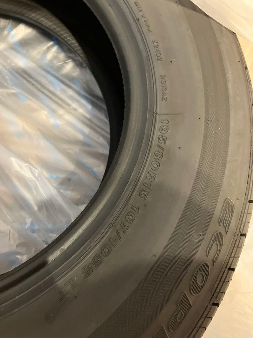 ハイエースバン　純正タイヤ　新車外し　2本(もう2本別出品あり)