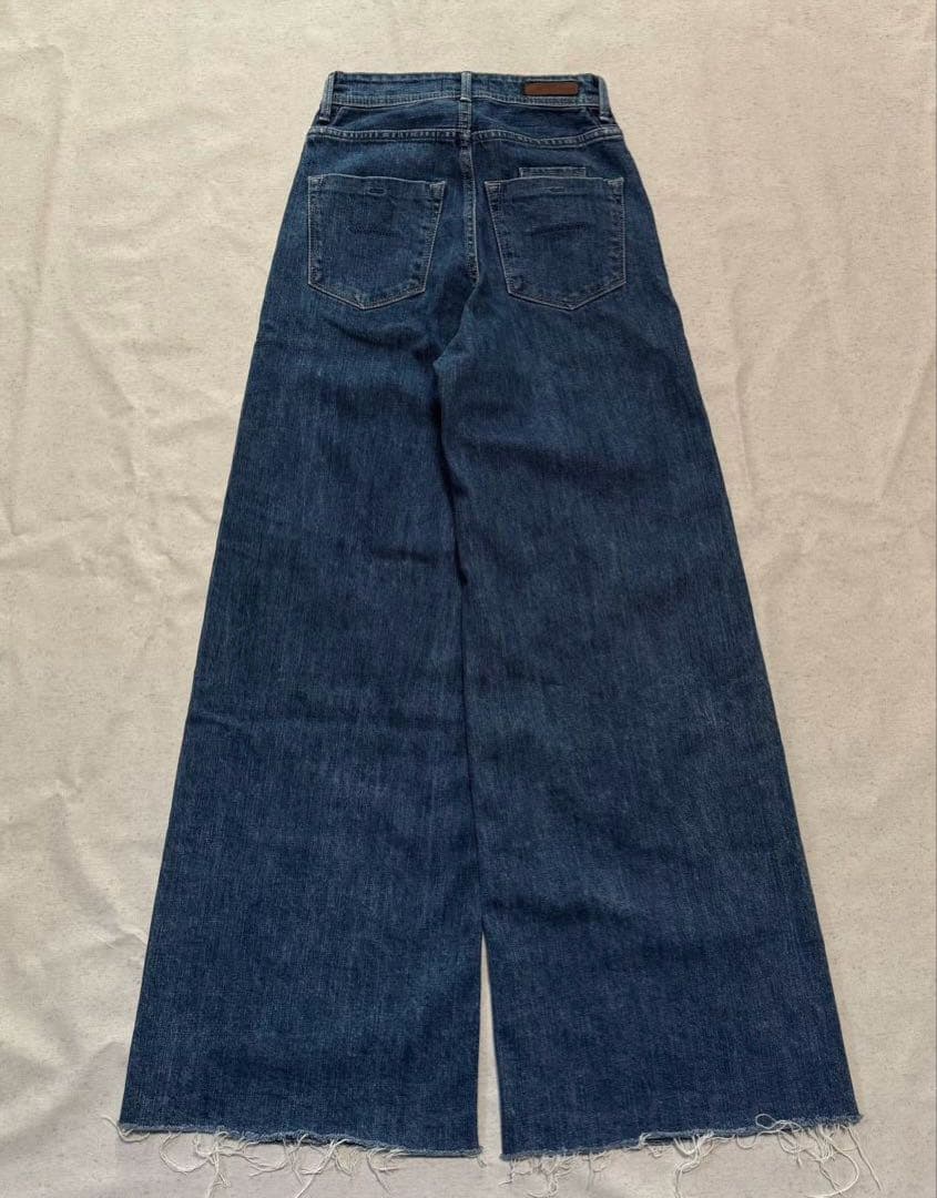 YANUK ワイドフレア デニムパンツ 23 レザーパッチ カットオフ ブルー