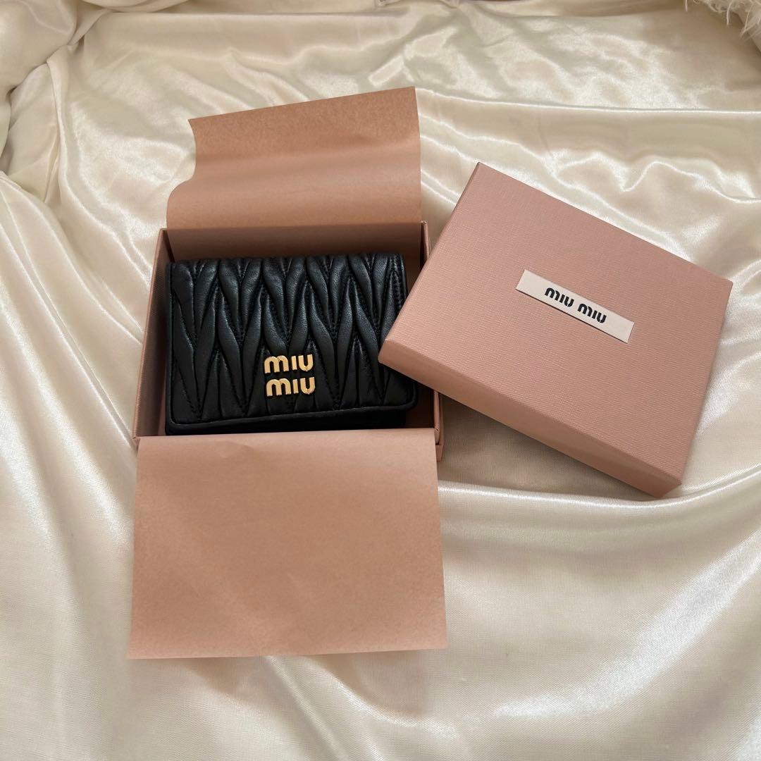 【超美品】MIU MIU マテラッセ　二つ折り配布　ブラック キルティング