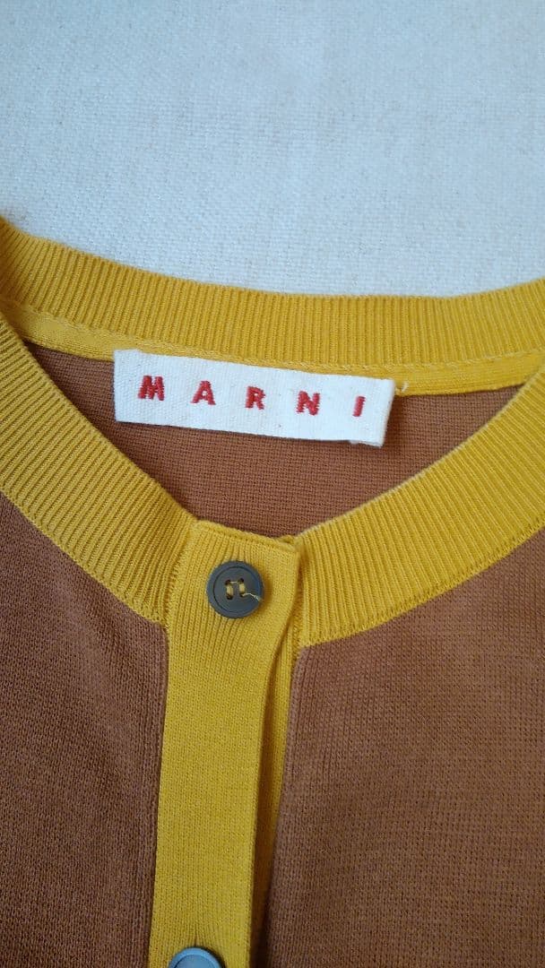 MARNIブラウン/イエロー ボタン付きカーディガン