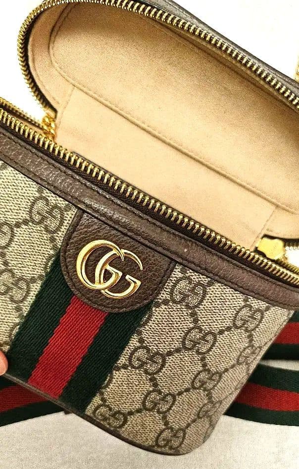GUCCI GGボディバッグストラップ付き